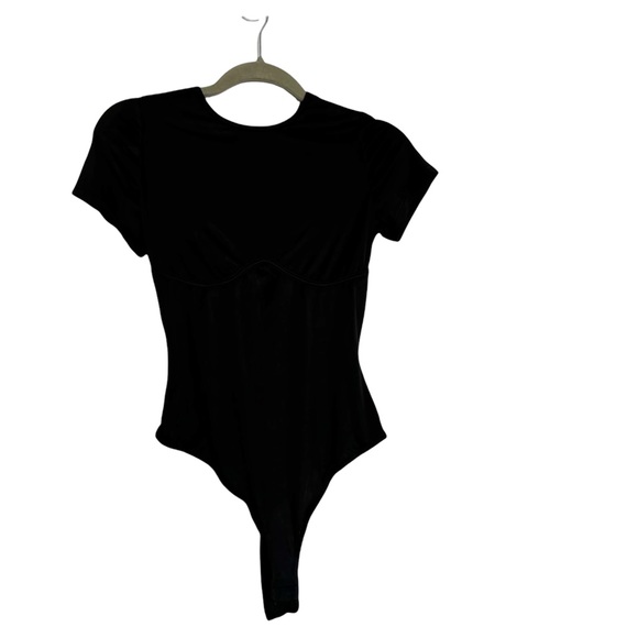 LULU's | cap sleeve black bodysuit - Picture 1 of 4